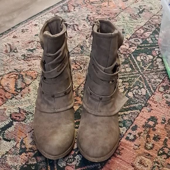 Stylish Gray Ankle Boots - Picture 4 of 14